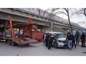 Emniyete Ait Sıfır Araçları Taşıyan Tır Köprüye Sıkıştı