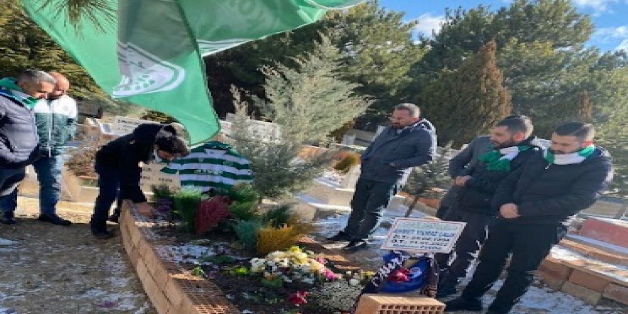 Konyaspor taraftarı Ahmet Çalık’ın mezarını ziyaret etti 