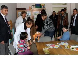 Gönüllü Gençler Engelli Çocukları Sevindirdi