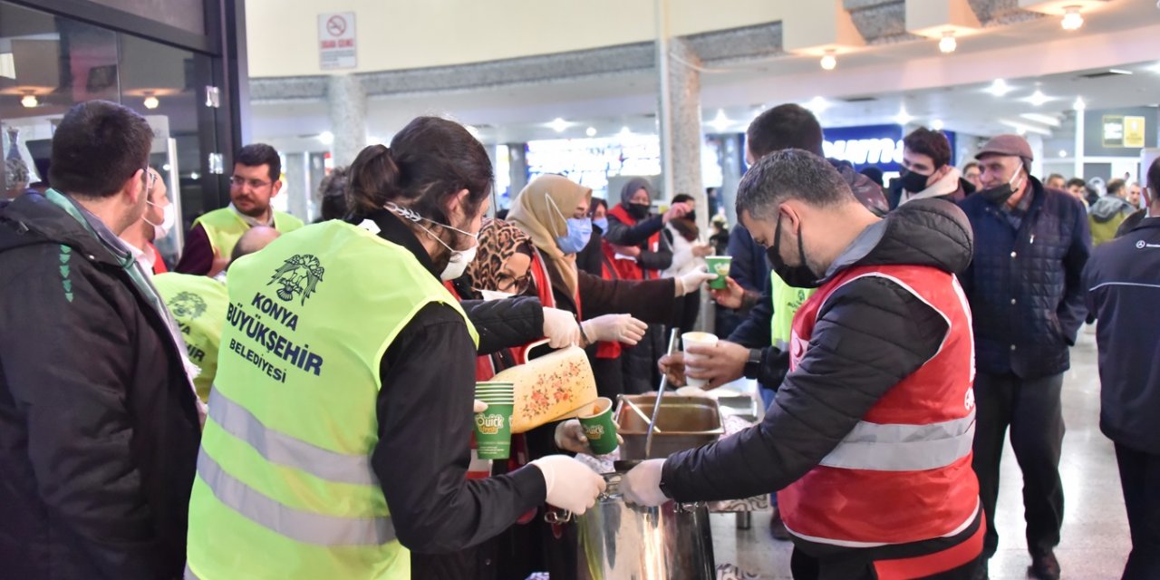 Soğuk havada bekleyen yolculara çorba ikramı