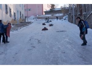 Erzurum Buz Kesti, Çocuklar Buz Üzerinde Kayak Zevki Yaşadı
