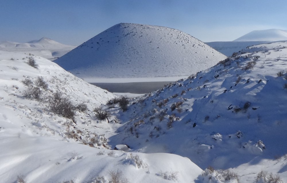 Karapınar ilçesindeki Meke Krater Gölü, bölgedeki yoğun kar yağışının ardından kartpostallık manzaralar oluşturdu