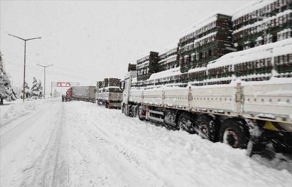 Antalya-Konya kara yolu kar nedeniyle tırların geçişine kapatıldı