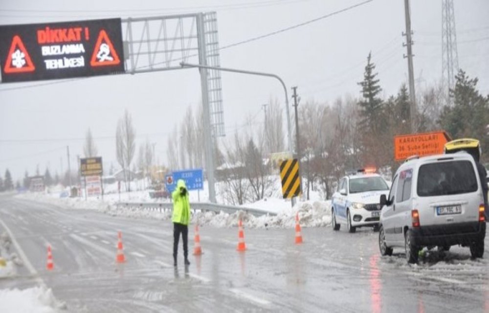 Seydişehir-Antalya kara yolu, yoğun kar yağışı nedeniyle trafiğe kapatıldı.