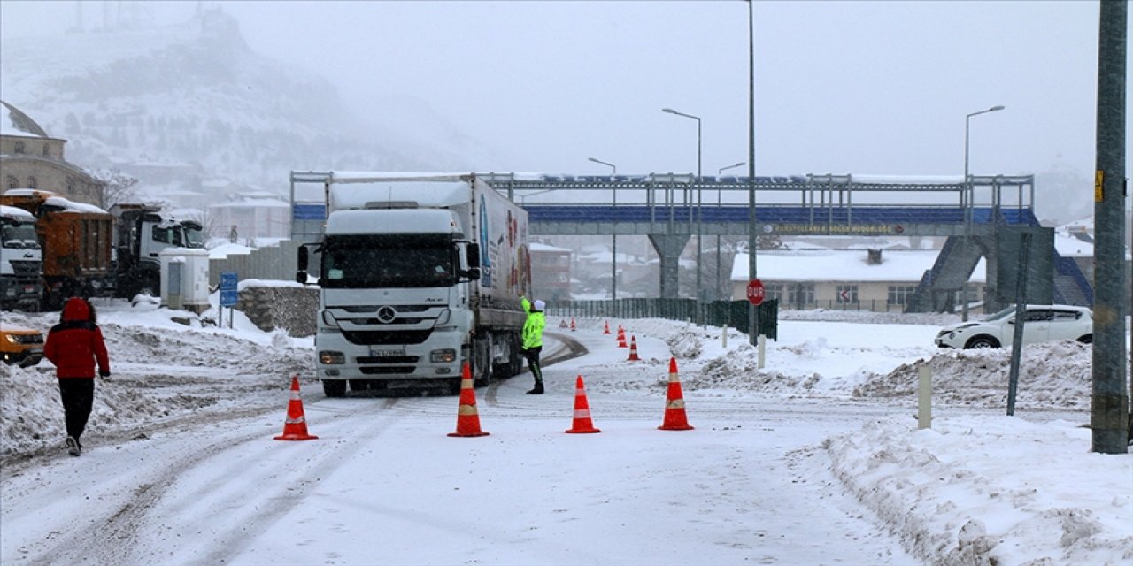 Kar yağışı nedeniyle ulaşıma kapatılan yollar