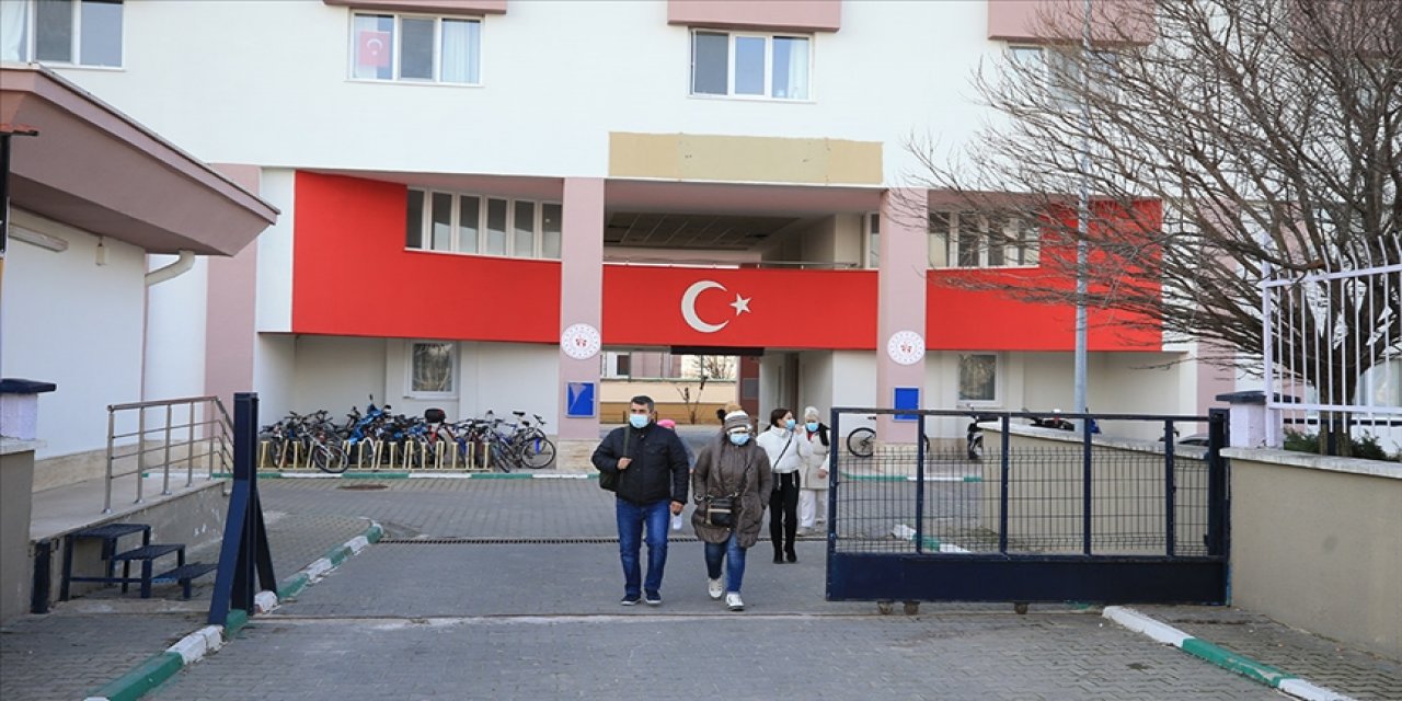 Trakya'da kar nedeniyle mahsur kalan sürücüler yurtlarda misafir ediliyor