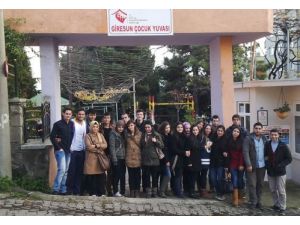 Üniversite Öğrencilerinden Çocuk Yuvası Ziyaret