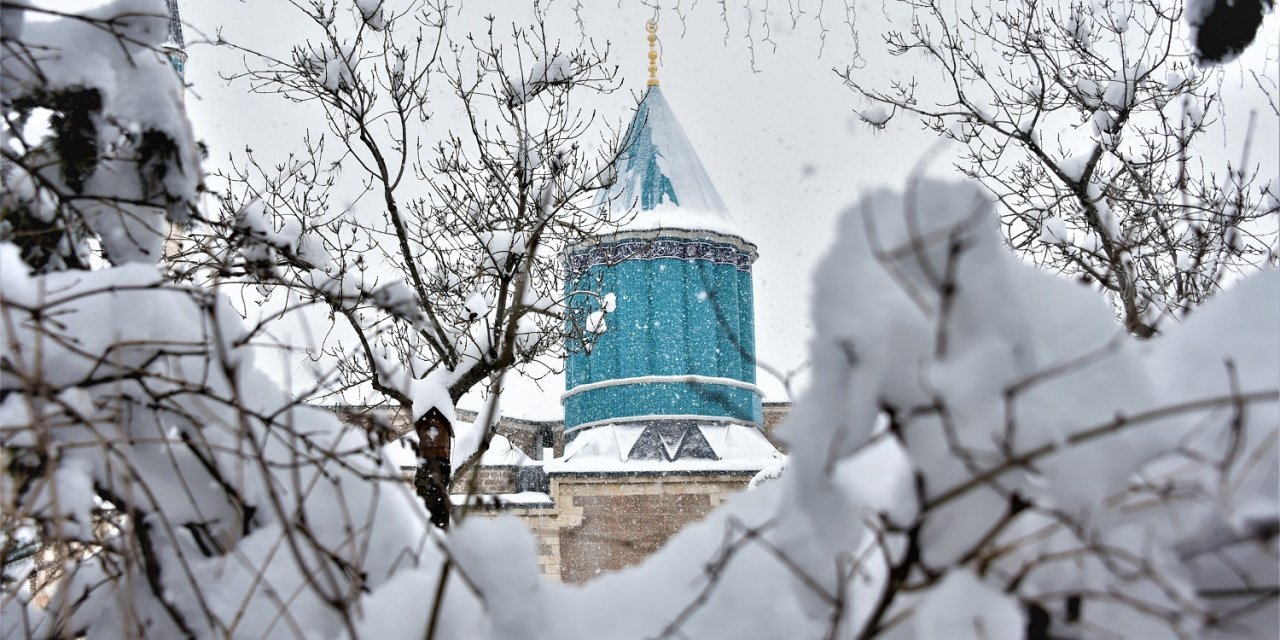 Kar yağışı Konya'yı beyaza bürüdü