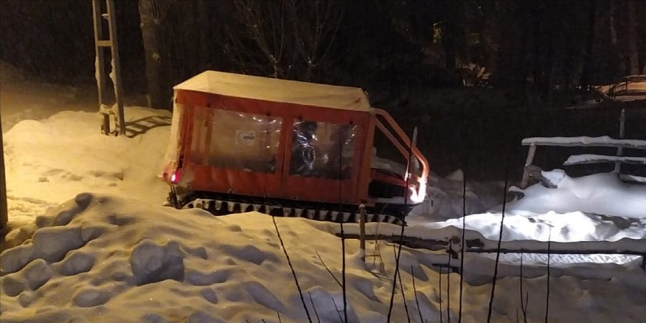 Sivas'ta ekipler yolu kapanan köydeki hasta için seferber oldu