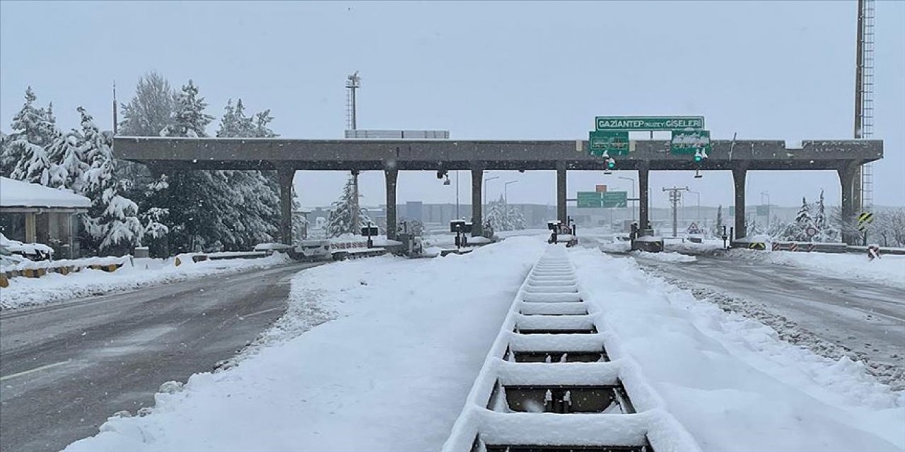 TAG Otoyolu Gaziantep gişelerinden kar nedeniyle TIR geçişlerine izin verilmiyor