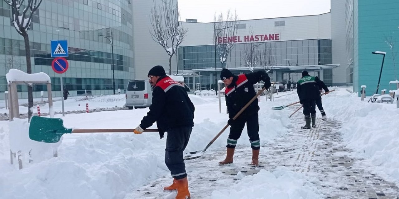 Karatay'da kar mesaisi sürüyor