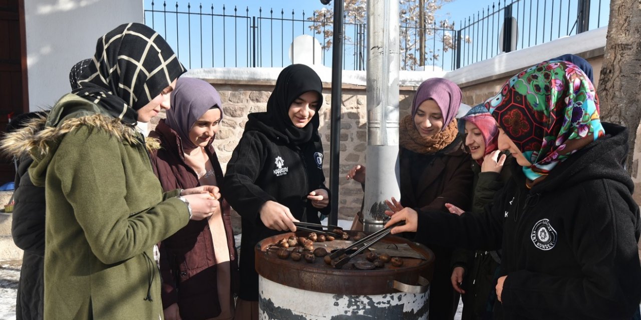 Karataylı gençler soba başında buluşuyor