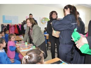 Polis Eşleri Kaynaşma Yardımlaşma Derneği, Kırtasiye Malzemesi Dağıttı