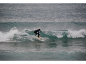 Yağmurlu Havaya Aldırmadan 5 Saat Sörf Yaptı