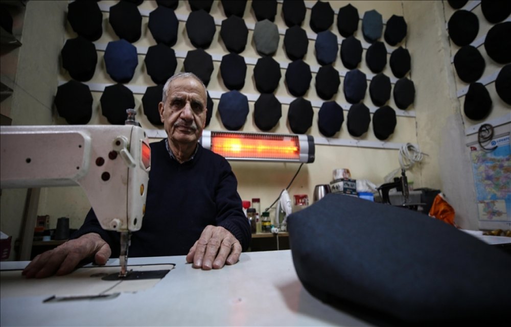 10 metrekarelik dükkanda 61 yıldır kasket üreten İhsan Tatu, "Norveç, Fransa, İngiltere ve Almanya'dan müşterim çok." dedi.