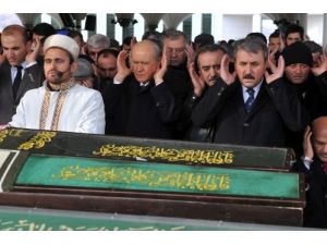 12 Eylül Darbesinde İdam Edilen 'İlk Ülkücü'nün Annesi Toprağa Verildi