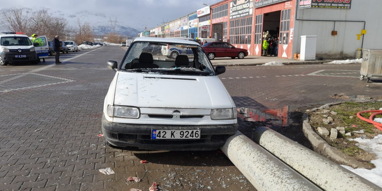Seydişehir'de elektrik direklerine çarpan pikaptaki kişi yaralandı