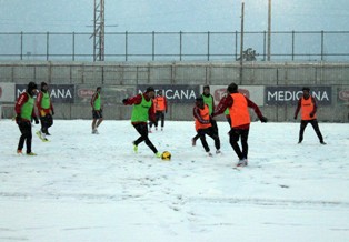 Konyaspor kar altında çalıştı