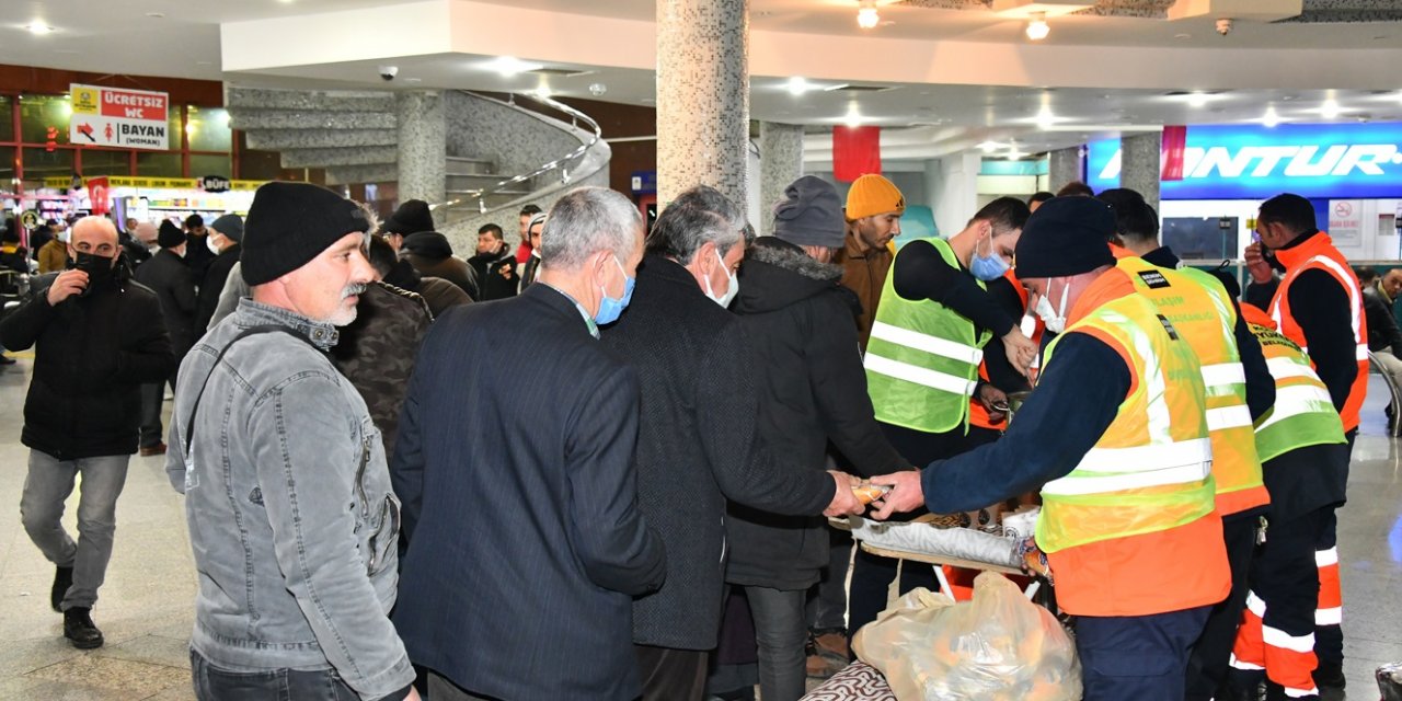 Konya Otogarında bekleyen yolculara çorba ikramı