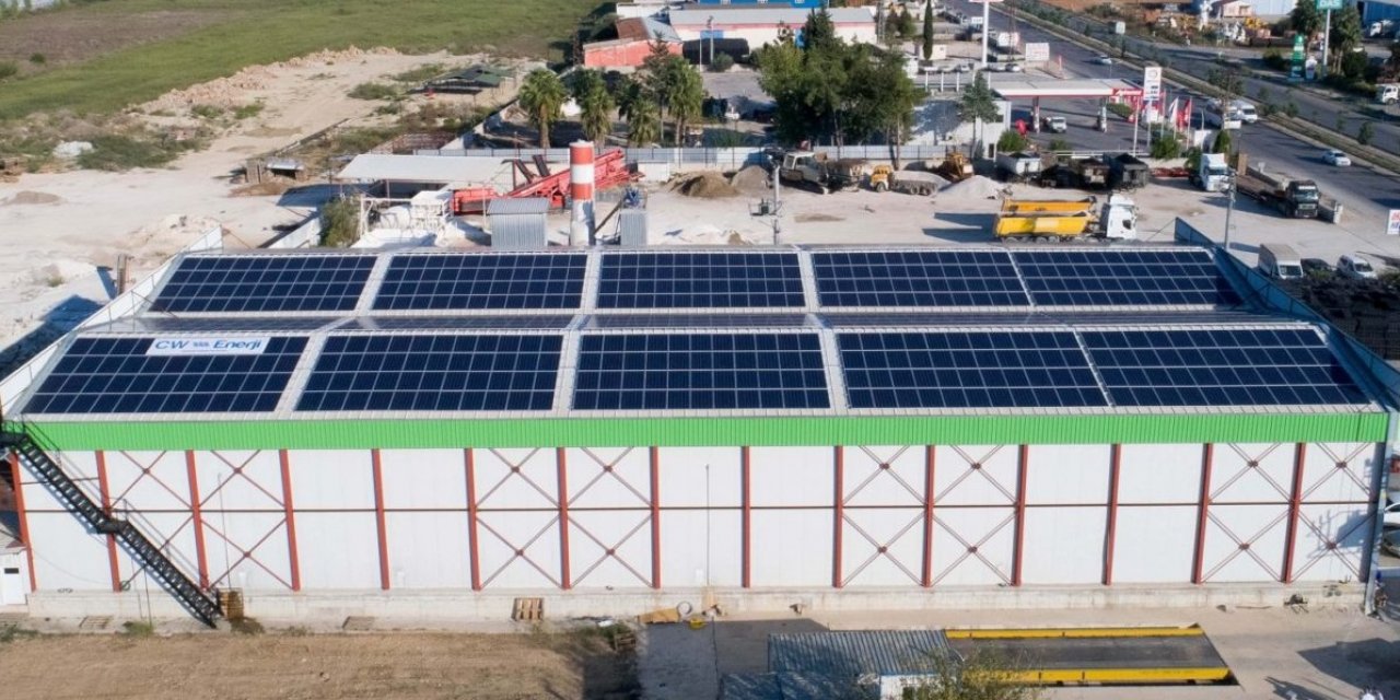 Fabrika çatısına güneş enerjisi santrali kurdular