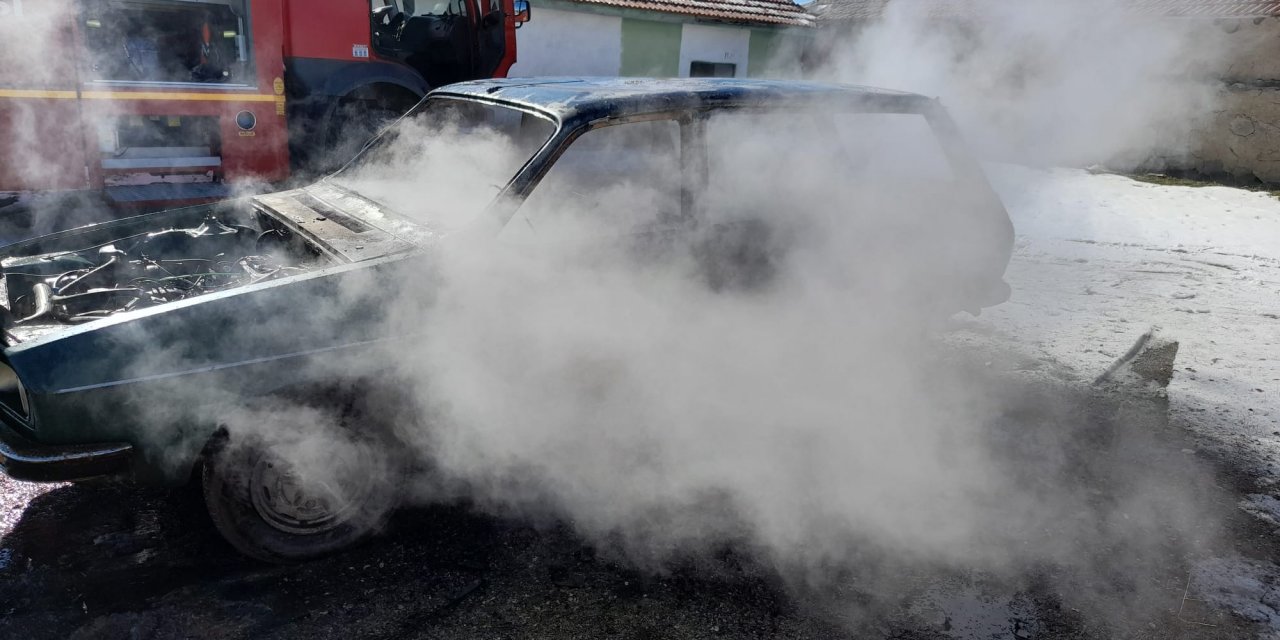 Konya'da park halindeki otomobilde çıkan yangın söndürüldü