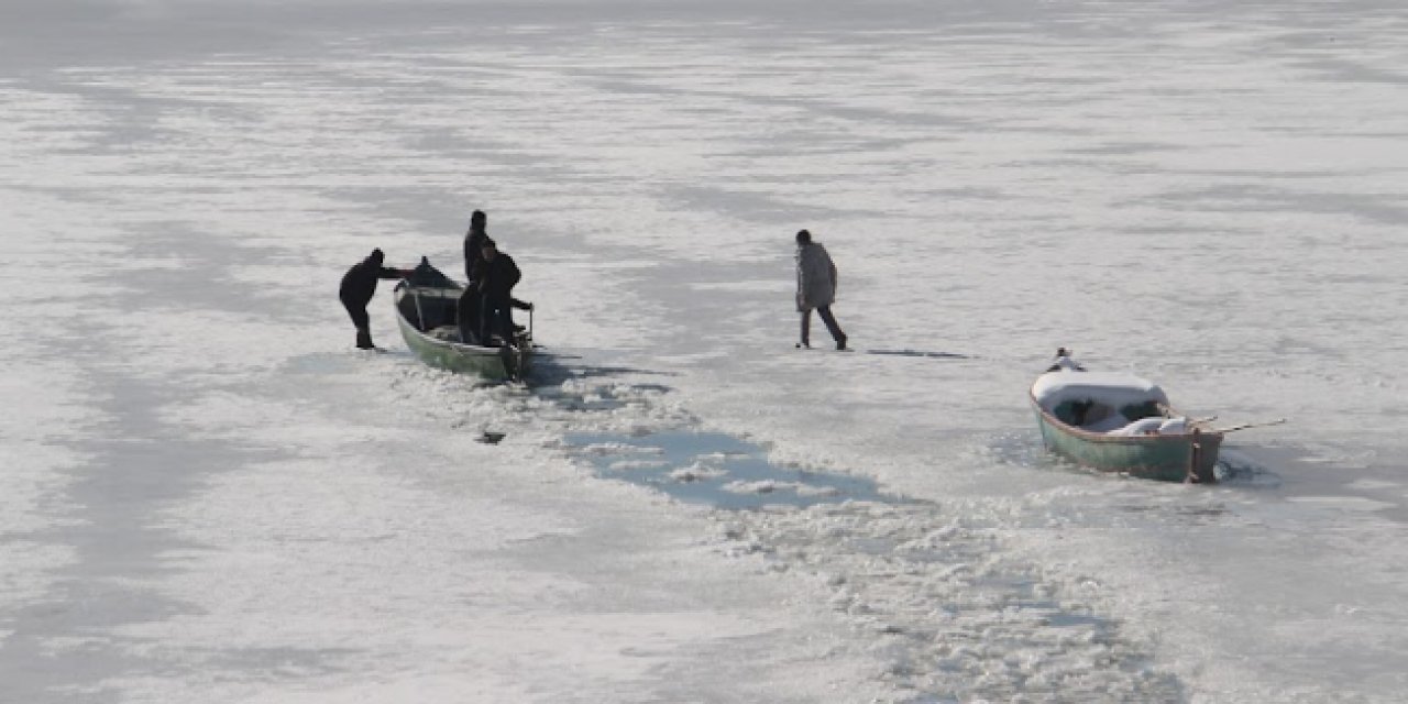 Göl kıyısında buz kırma  çalışmaları sürüyor