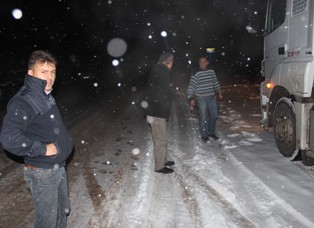 Kar yağışı sürücüler için çileye dönüştü