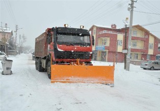 Meram'da ekipler kar mesaisine başladı