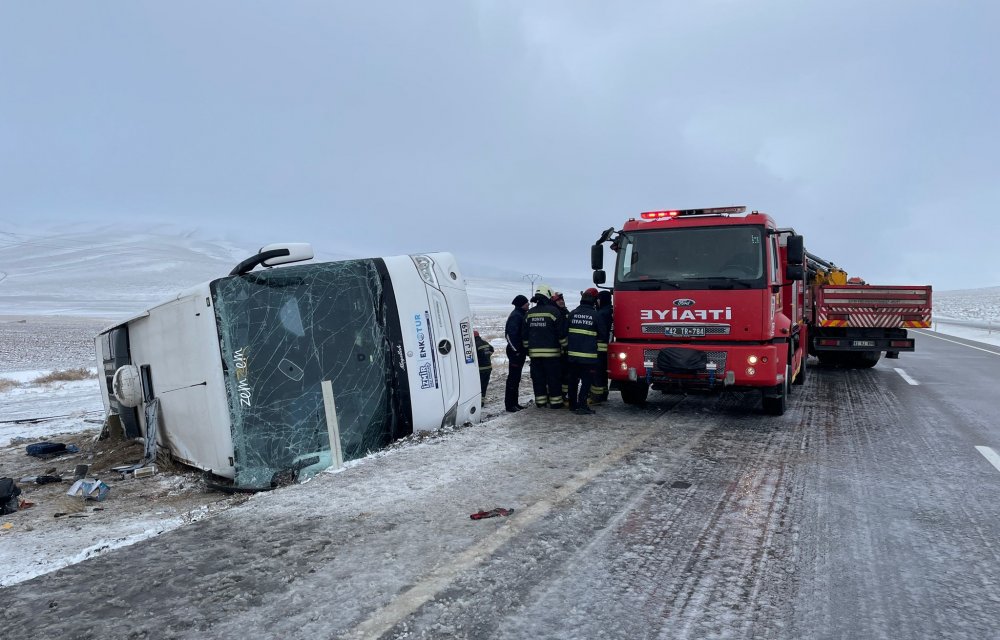 Tur otobüsü devrildi 5 kişi öldü, 26 kişi yaralandı