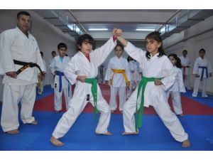 Muş’ta Minik Kareteciler Sertifikalarını Aldı