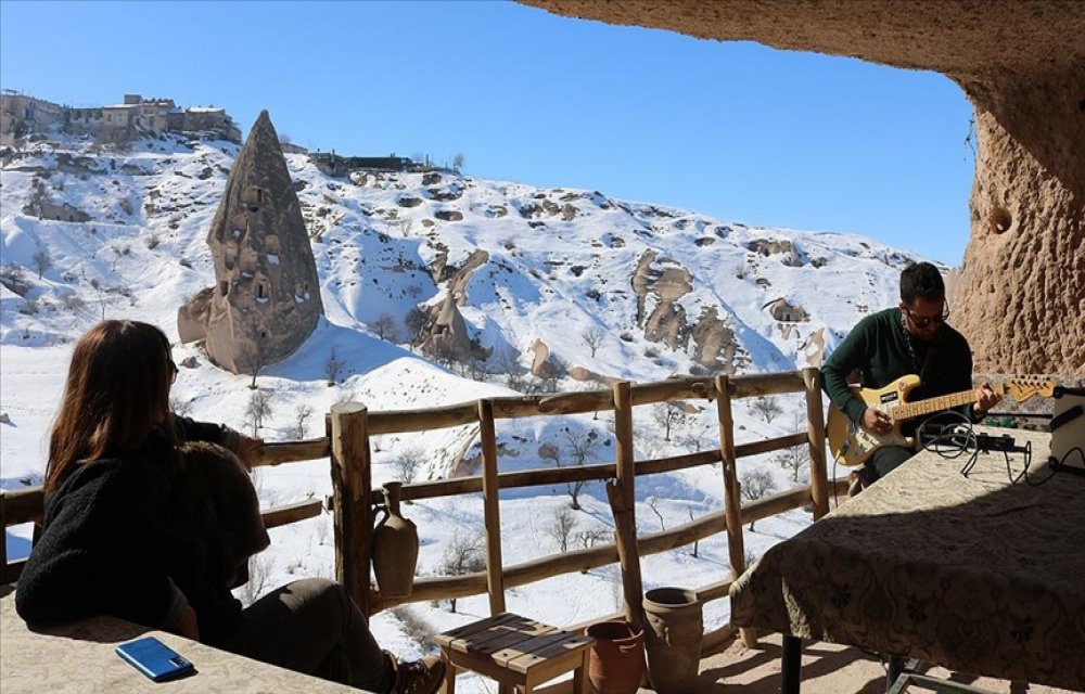 Kapadokya'da tura katılan turistler 'gitarlı rehber'in nağmeleriyle eğleniyor