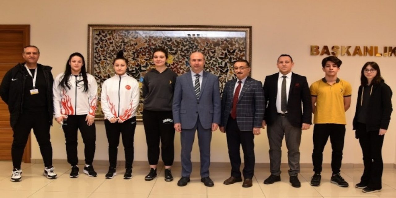 Özel Hüma Okulları Şampiyonları Başkan Pekyatırmacı’yı ziyaret etti 