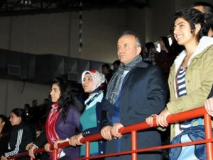 Vali Güner, Voleybol Müsabakası İzledi