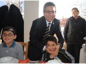 Vali Cirit, Engellilerle Yemek Yedi