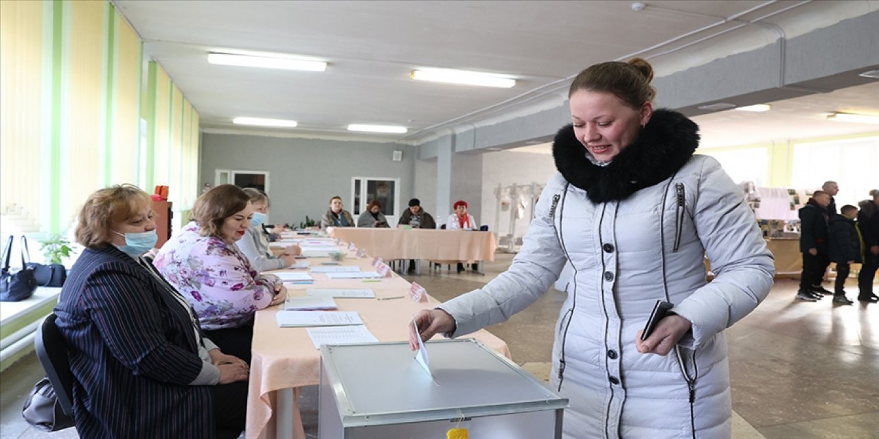 Belarus’ta halk anayasa değişikliğini destekledi