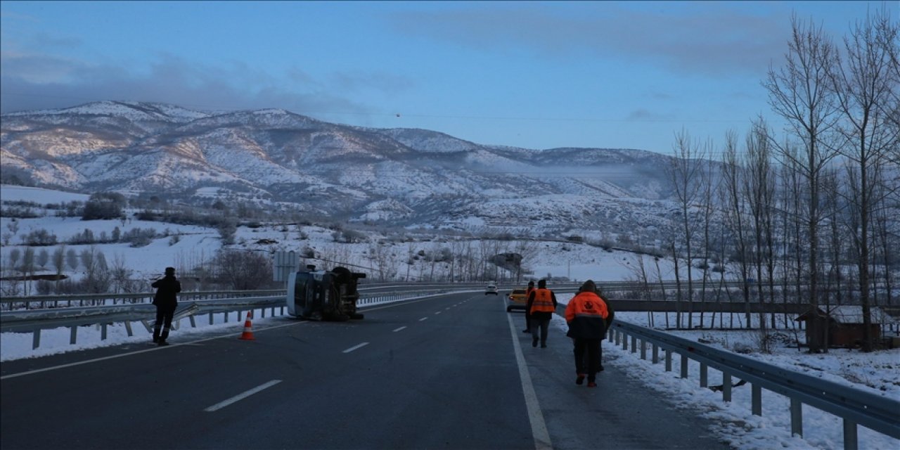 Tokat'ta servis aracı devrildi, bir asker şehit oldu, 3 asker yaralandı