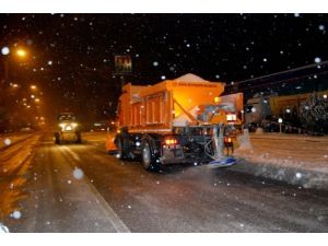 Belediye Ekipleri, 24 Saat Aralıksız Karla Mücadele Ediyor