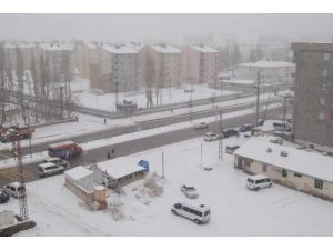 Yüksekova'da Geç Gelen Kar, Vatandaşı Sevindirdi