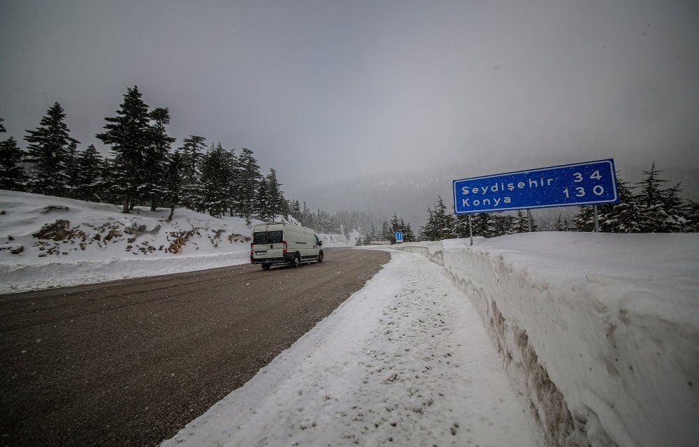Kar nedeniyle kapanan Antalya-Konya kara yolu tır geçişine açıldı