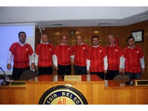 Balıkesirspor Başkanı Aktürk, Meclis Üyelerine Forma Hediye Etti