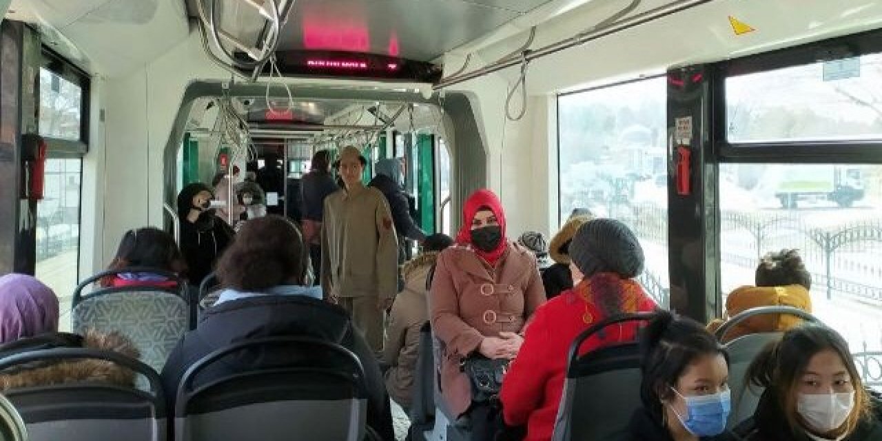 Hazırladıkları gösteriyi tramvayda Konya halkına sundular