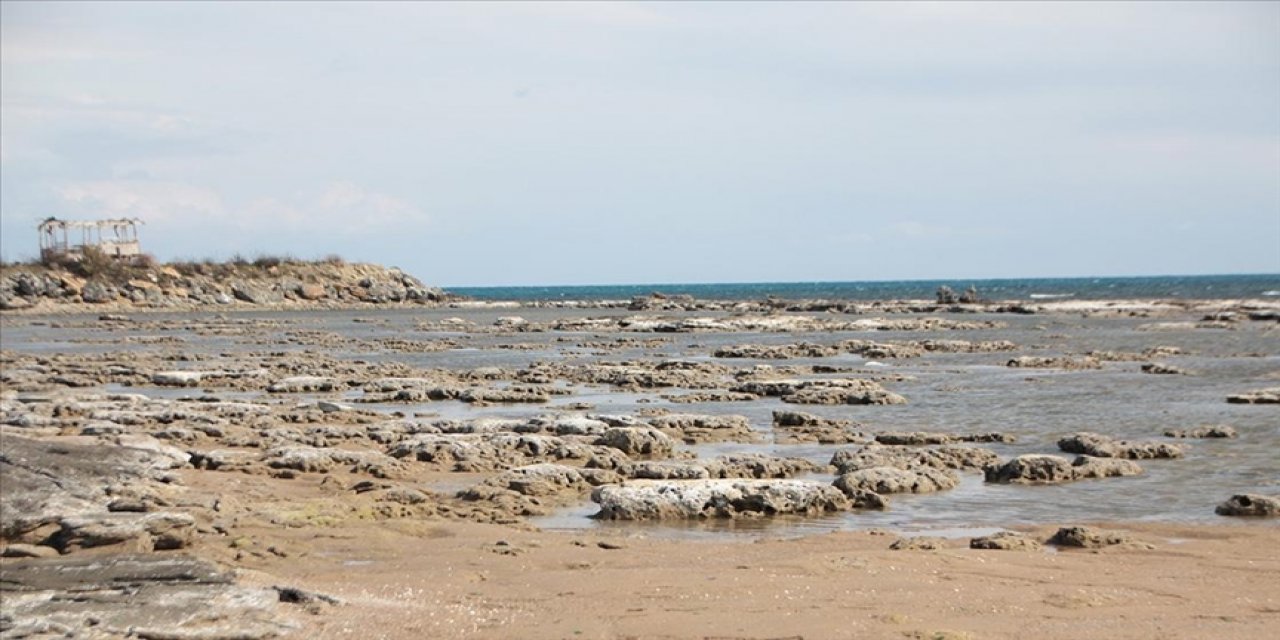 Antalya'da kıyılarda deniz suyu çekildi