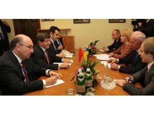 Davutoğlu, Ukrayna Başbakanı Azarov Tarafından Kabul Edildi