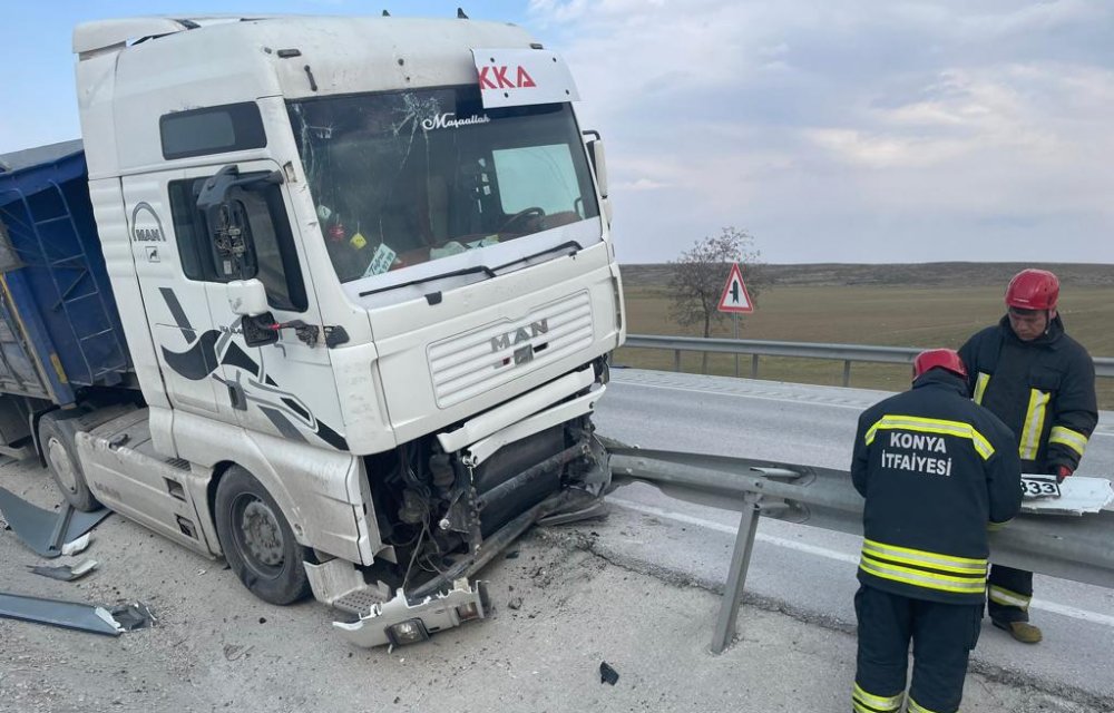 Kulu'da bariyere çarpan tırın sürücüsü yaralandı