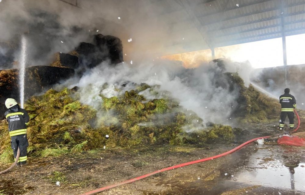 Konya'da çiftliğin yem ambarında çıkan yangın hasara neden oldu