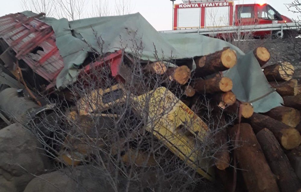 Konya'da tomruk yüklü kamyon devrildi, sürücü öldü, bir çocuk yaralandı