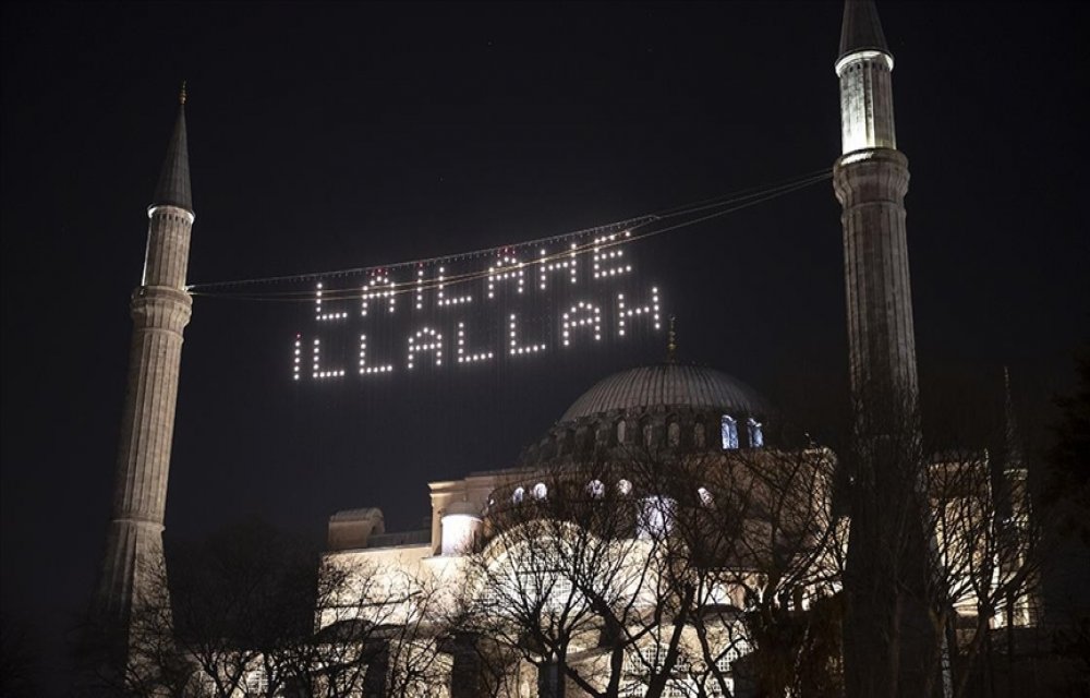 Ayasofya'ya Kelime-i Tevhid yazılı mahya asıldı