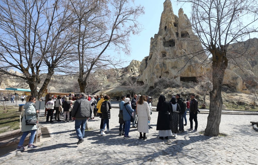 Bahar güneşinin yüzünü göstermesi Kapadokya'daki turistleri mutlu etti