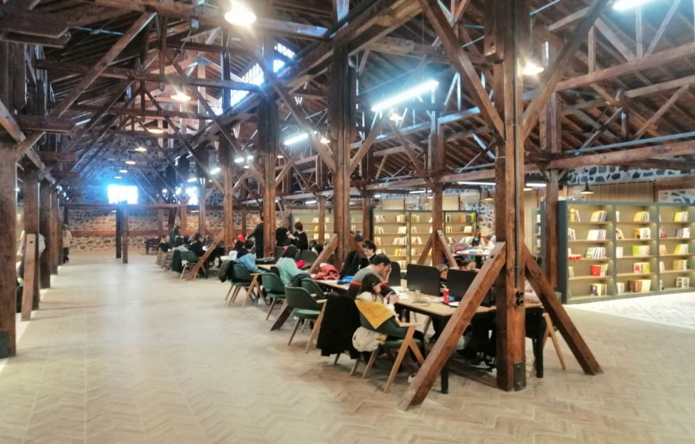 Karapınar'a modern tasarımlı Kitap Kafe açıldı