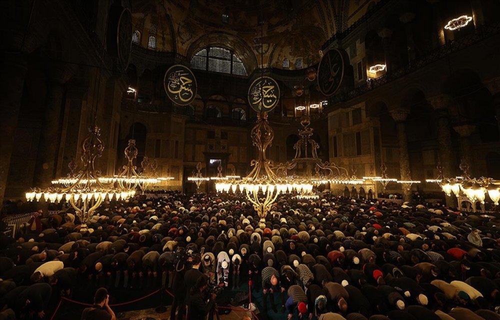 Ayasofya-i Kebir Cami-i Şerifi'nde 88 yıl sonra ilk teravih namazı kılındı